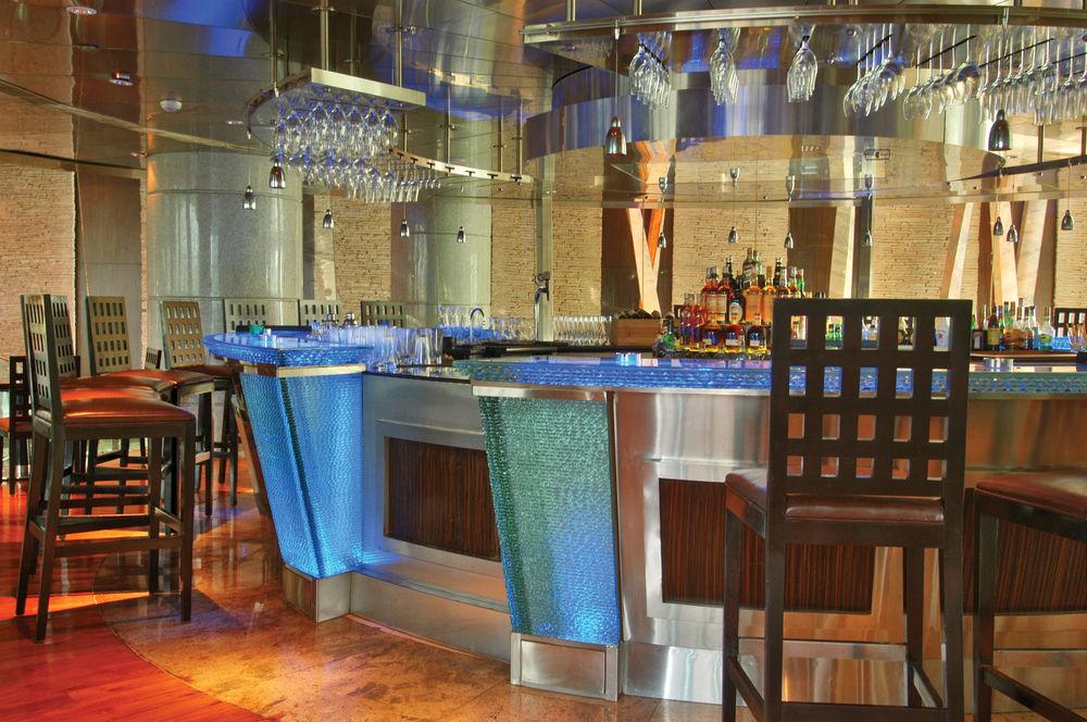 하얏트 리젠시 뭄바이 호텔 외부 사진 The bar at the Blue Water Grill
