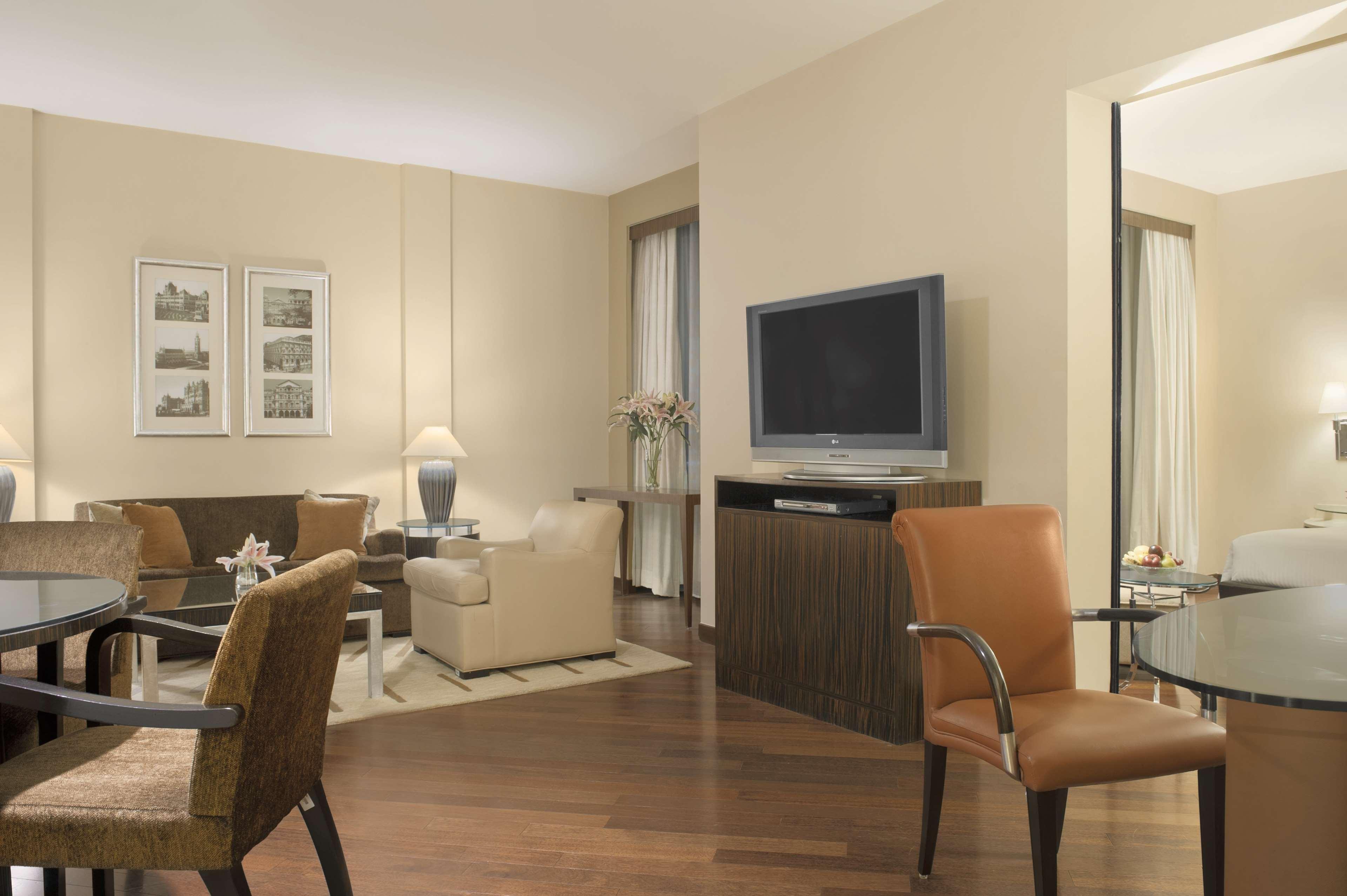 하얏트 리젠시 뭄바이 호텔 외부 사진 A living room in a typical apartment