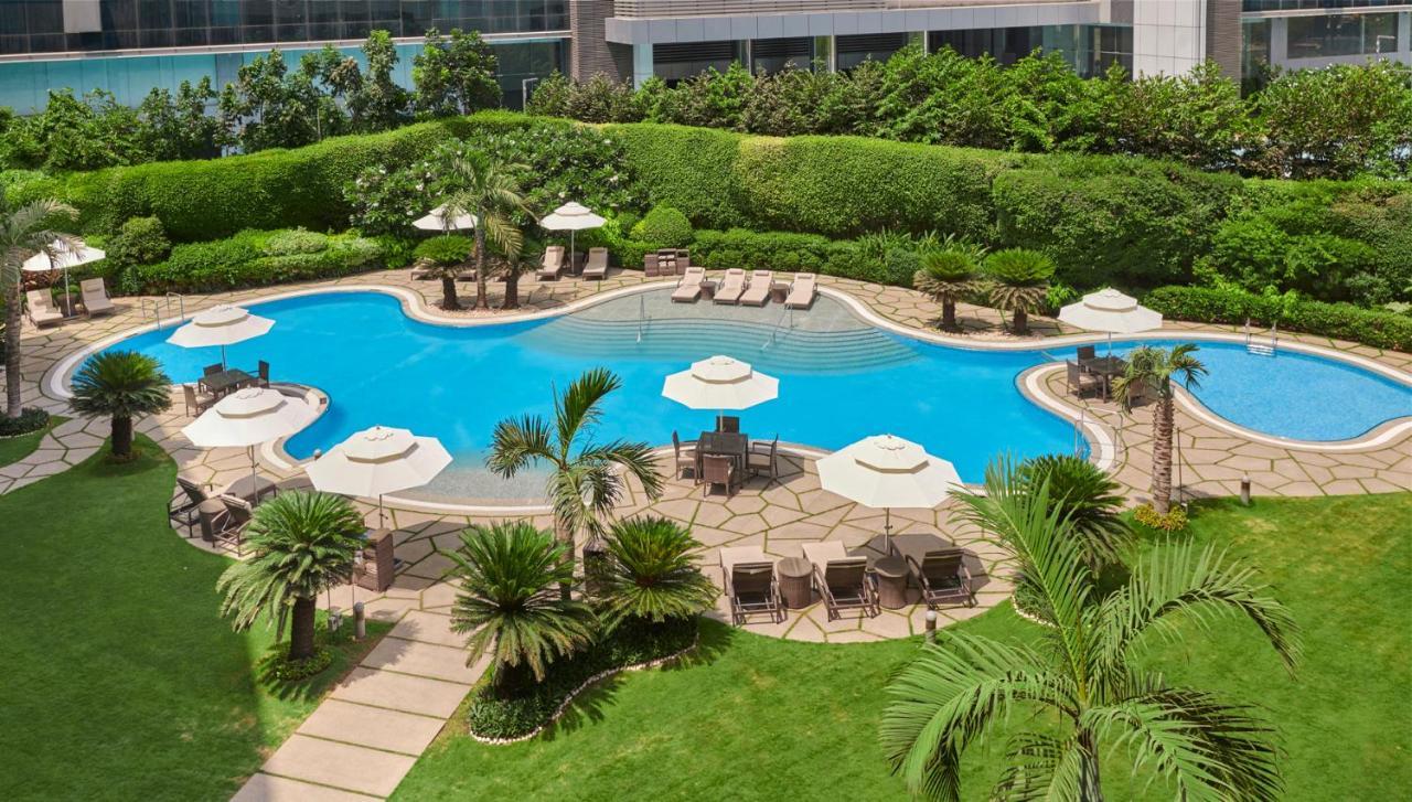 하얏트 리젠시 뭄바이 호텔 외부 사진 The swimming pool at the hotel